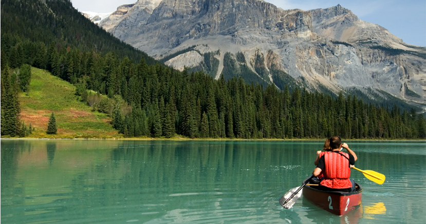 Couple dans un canoe