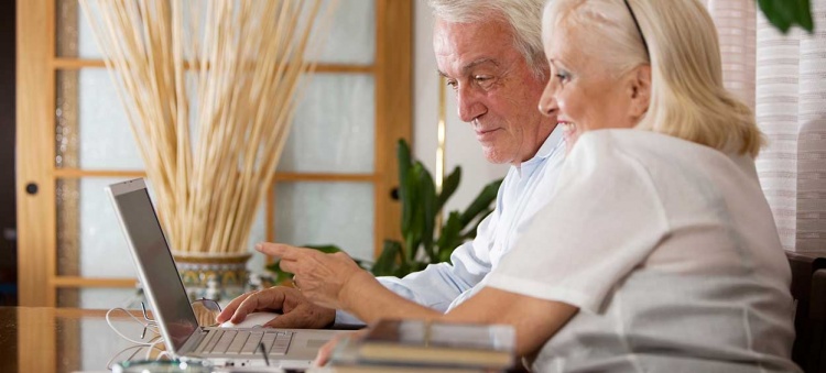 Couple de personnes âgées avec ordinateur